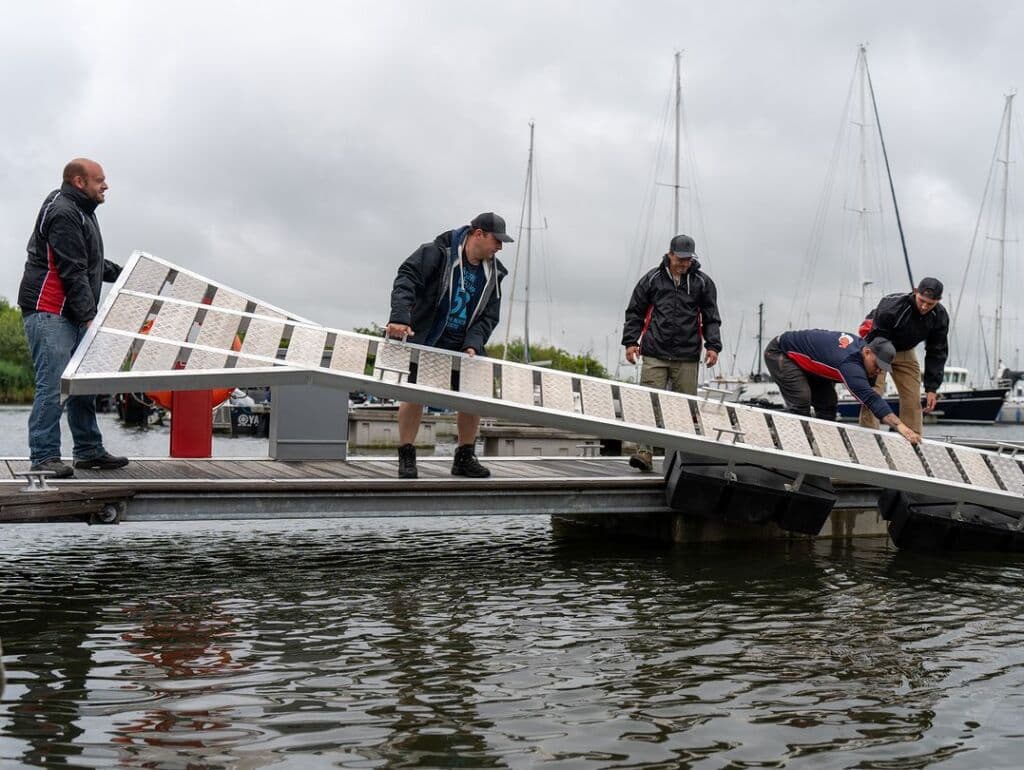 Montage van een aluminium JETTY-steiger (voorbeeld van 6 meter) in de jachthaven
