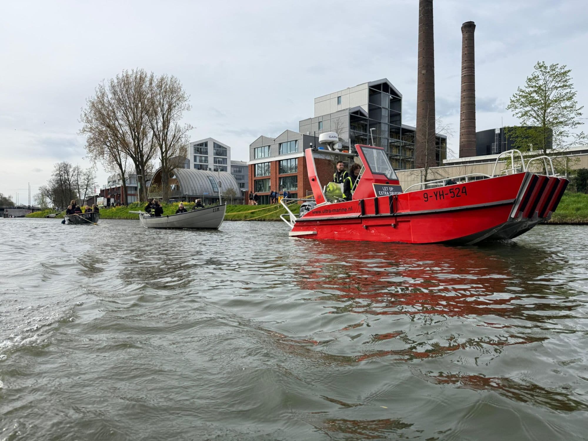 Rode Ultra Marine werkboot tijdens een oefening op het water