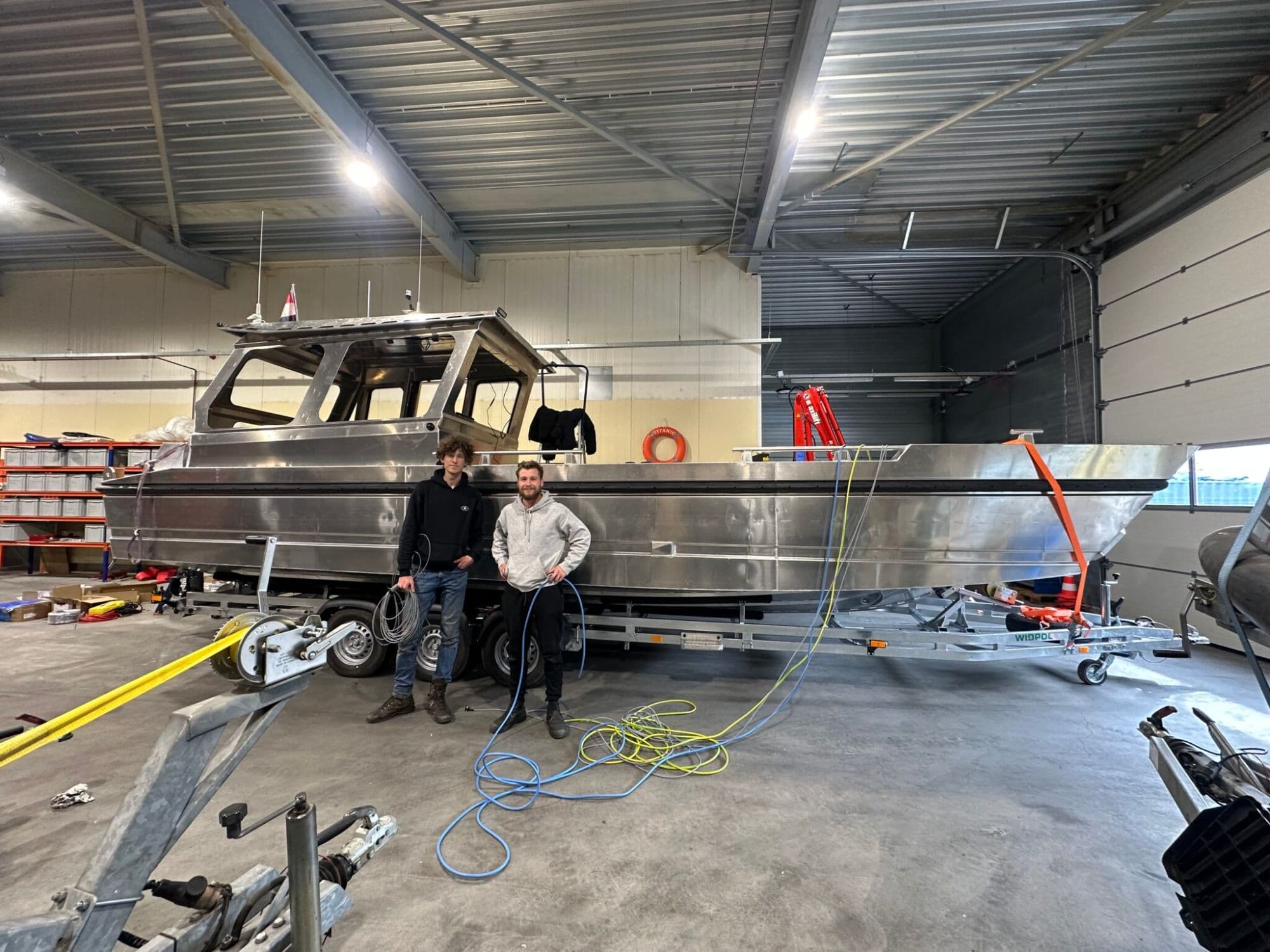 Aluminium boot op de werf tijdens de bouw