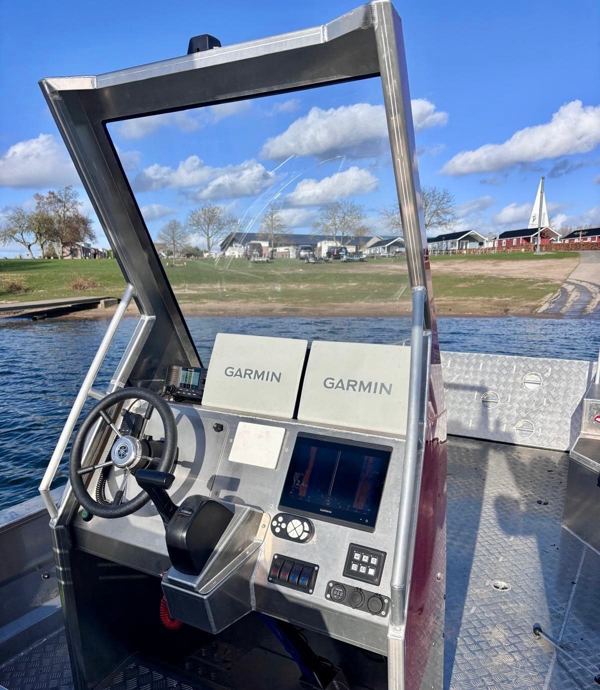 Sonarconsole met twee Garmin schermen aan boord