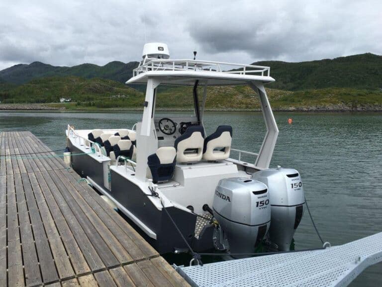 Ultra Marine TRV-Serie auf dem Wasser mit niederländischer Flagge